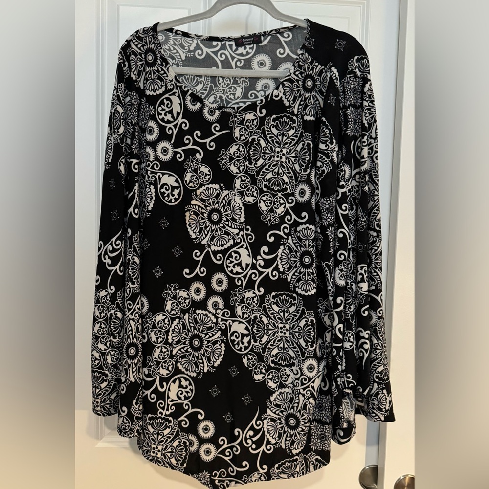 Black and white bell sleeve stretch blouse.